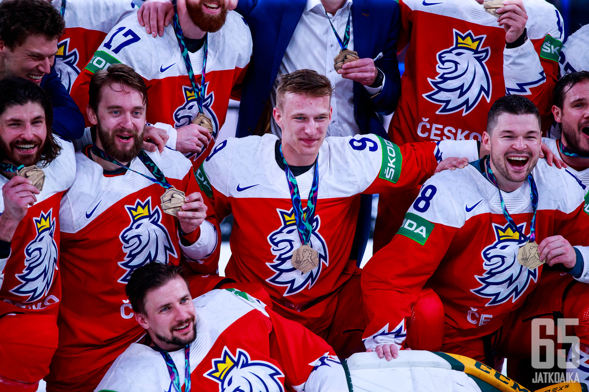 Sklenička iloitsi MM-mitalista joukkuekavereidensa kanssa.