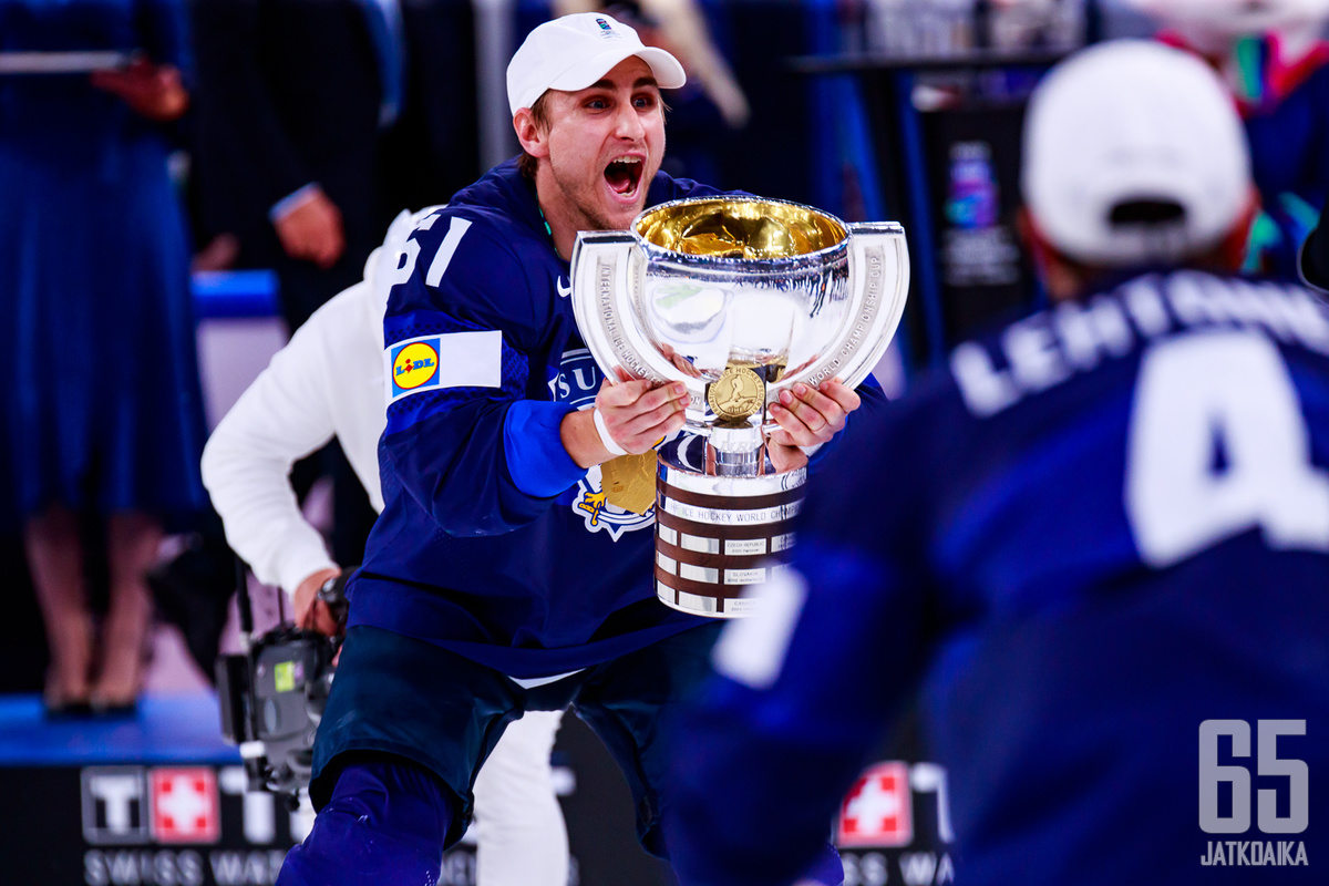 Valtteri Filppula sai nostaa kapteenina maailmanmestaruuspokaalin.