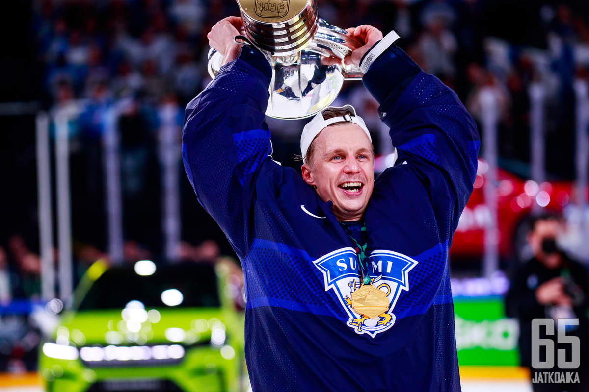 Jussi Olkinuora valittiin kultajuhliin päättyneen MM-turnauksen arvokkaimmaksi pelaajaksi ja parhaaksi maalivahdiksi.