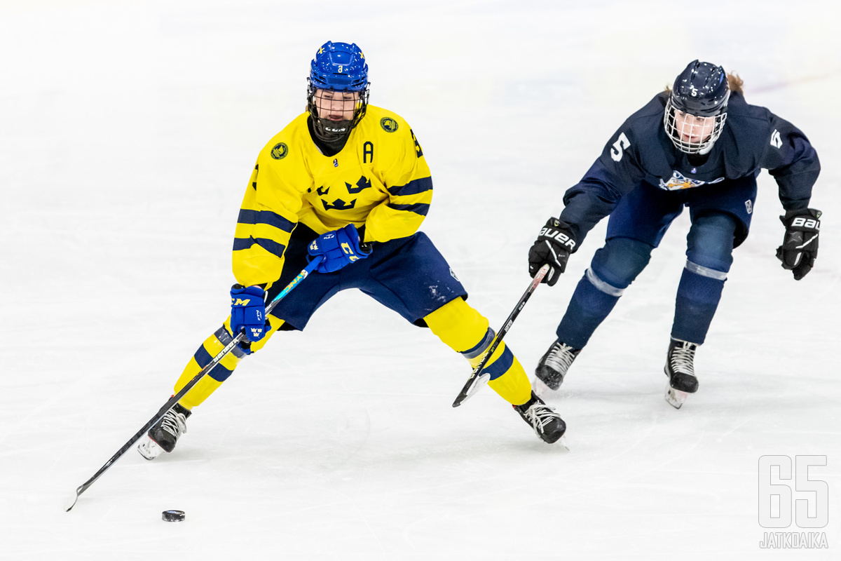 Mira Jungåker kuskaamassa kiekkoa suomalaisten ulottumattomiin.