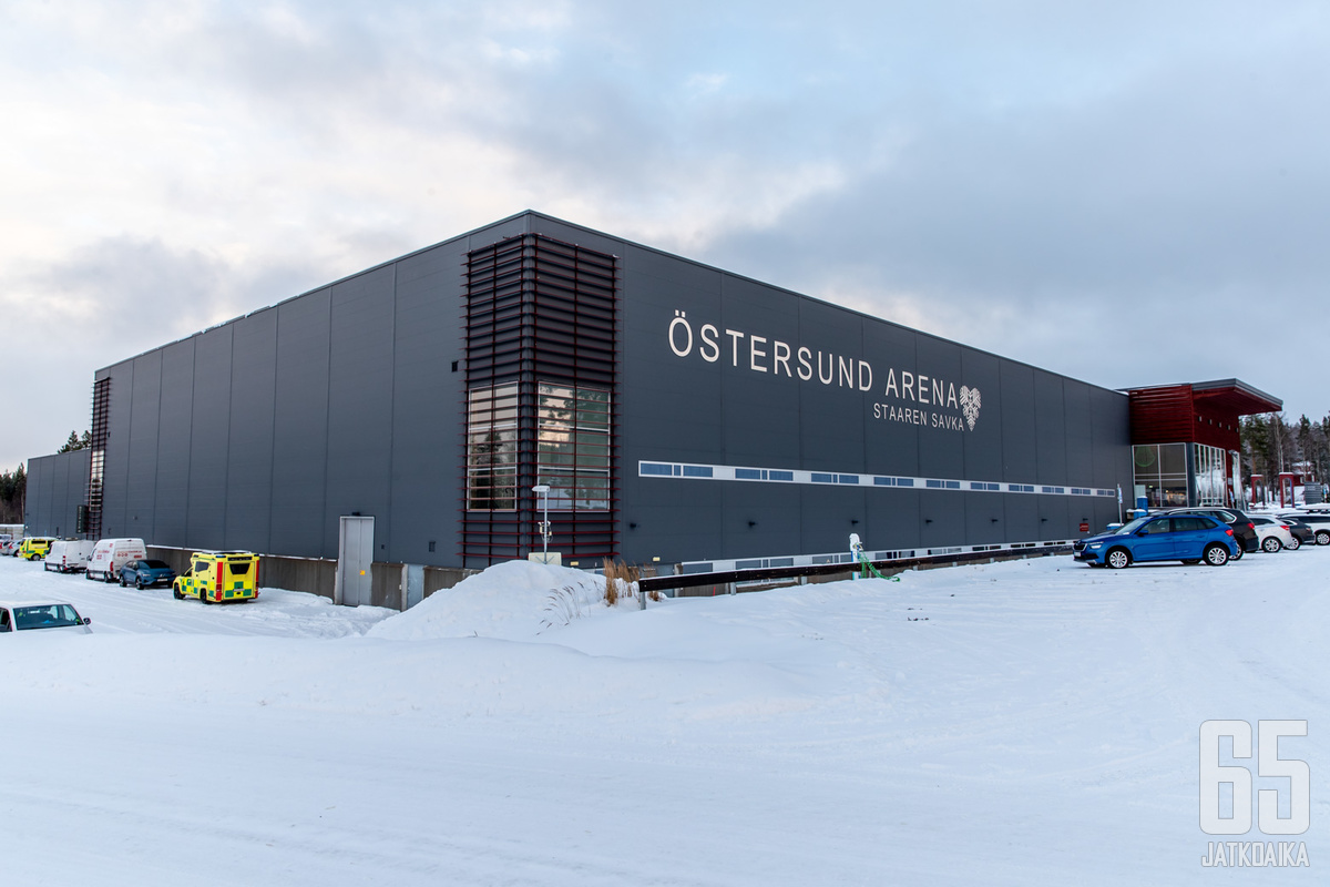 Täällä Tyttöleijonat tavoittelee MM-menestystä. Östersund Arena on varsin uusi jääkiekkohalli.
