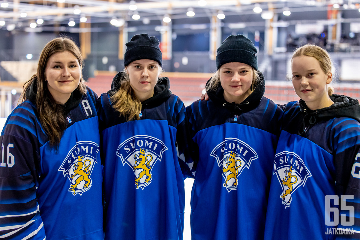Jenniina Kuoppala, Hannele Tarkiainen, Emilia Kyrkkö ja Peppi Virtanen matkasivat Östersundiin kannustamaan Tyttöleijonia.
