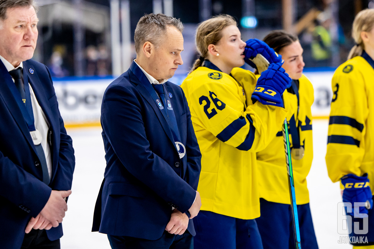 Andreas Karlsson joukkueensa kanssa finaalin jälkeen.