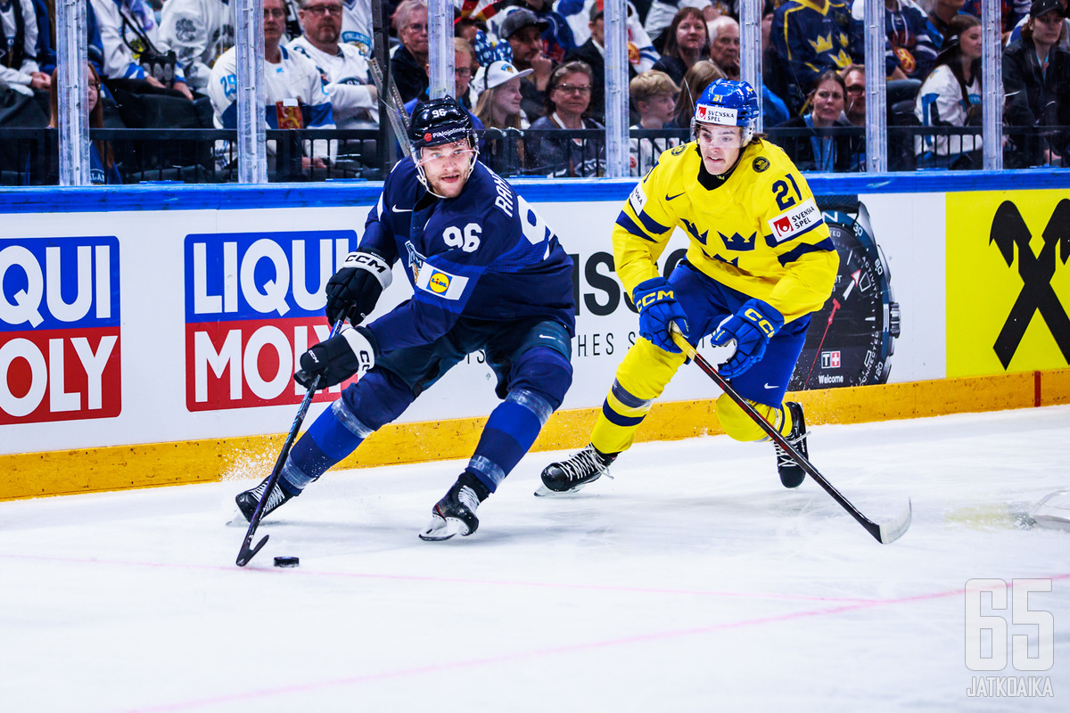 Mikko Rantanen on Suomen World Cup -joukkueen kenties suurin tähti. Nuori Leo Carlsson tavoittelee paikkaa Ruotsin miehistössä.
