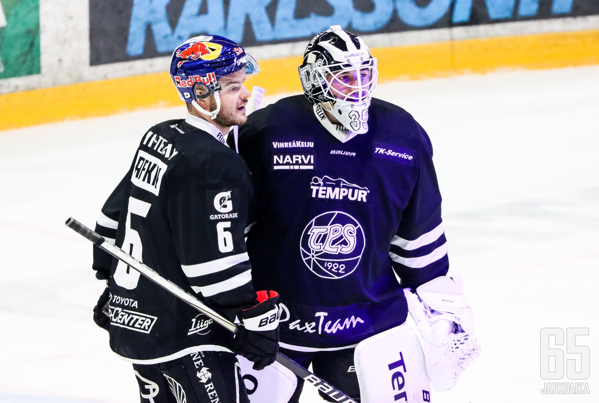 Ruben Rafkin ja Eetu Anttila kävivät keskustelua voittoisan pelin päätteeksi.