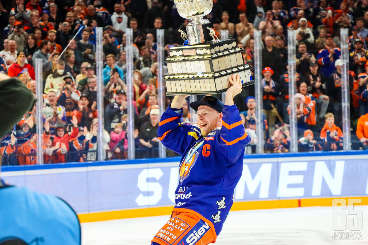 Tappara-kapteeni Otto Rauhala pääsi nostelemaan Kanada-maljaa kauden päätteeksi.