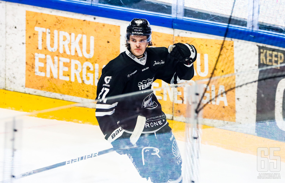Mikael Pyyhtiä vietti uransa ensimmäistä kolmen maalin iltaa. 