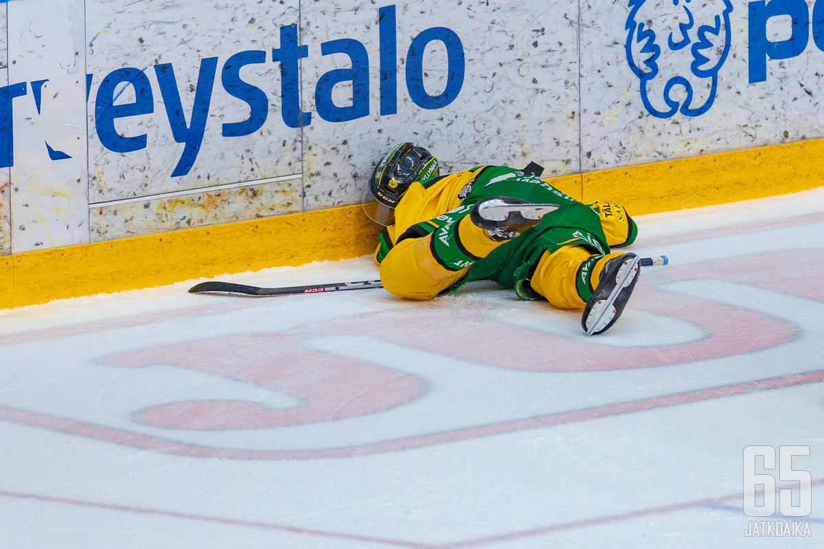 Ilves-kapteeni Eemeli Suomi loukkaantui Pelicans-ottelussa lauantaina.