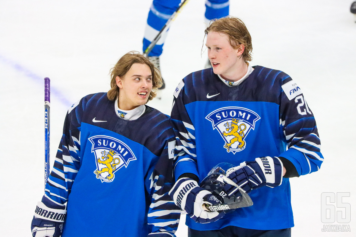 Ville Koivunen (vasemmalla) on Suomen 13. hyökkääjä ja Samuel Helenius ei ole kokoonpanossa.