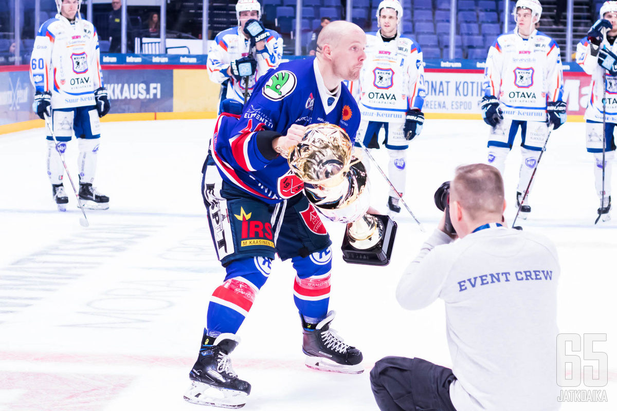 Ketterä-kapteeni Jarno Lippojoki sai nostaa Suomen Cupin voittajajoukkueen pytyn ilmaan.