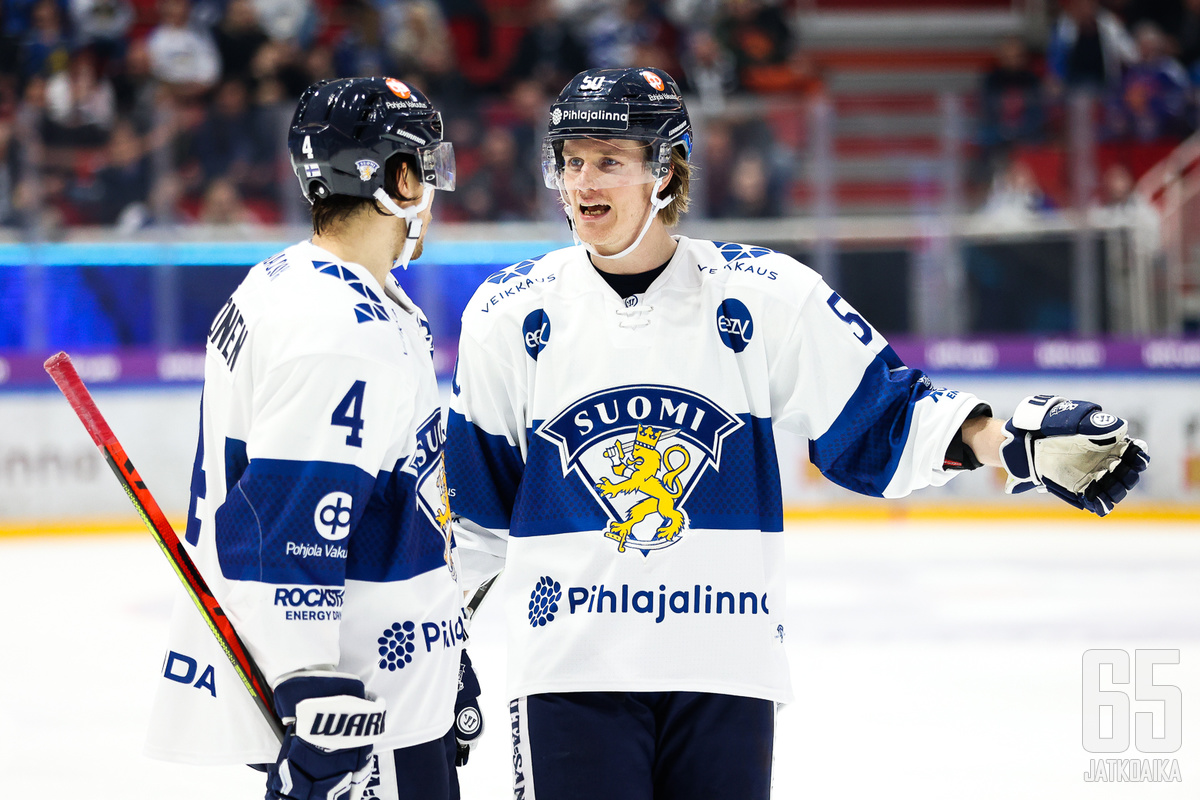 Juuso Riikola (oik.) oli mukana Leijonissa marraskuussa pelatussa Karjala-turnauksessa.