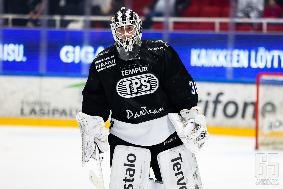 TPS:n ykkösvahti Lassi Lehtinen on yksi viidestä sivussa olevasta pelaajasta.