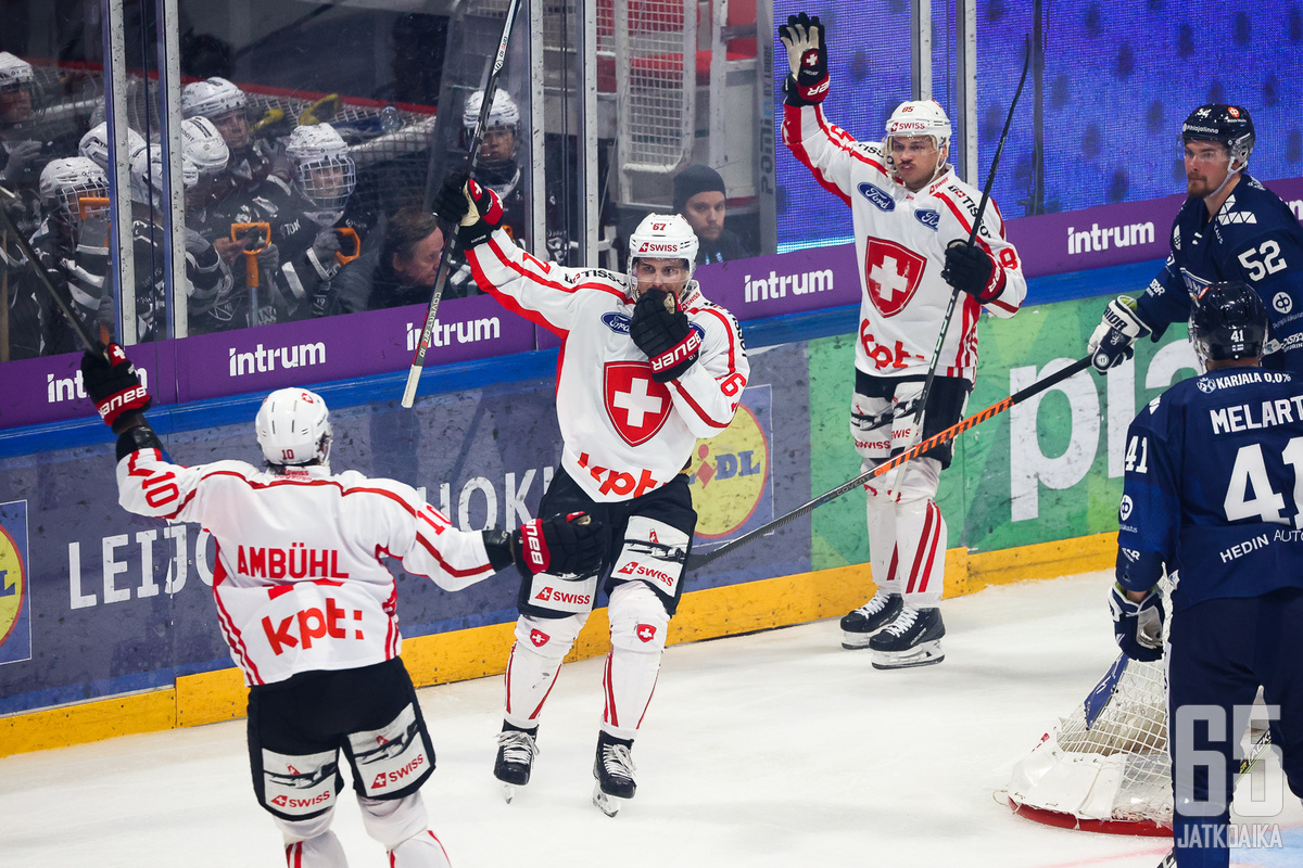 Sveitsi juhli voittoa Suomesta voittomaalikilpailun jälkeen.