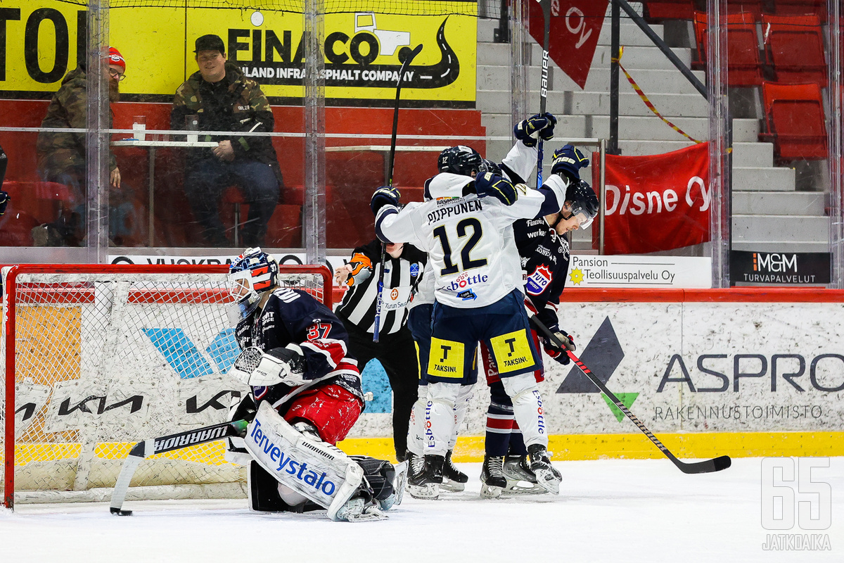 Kiekko-Espoo varmisti vieraskaukalossa toiseen jatkoerään venyneessä ottelussa itselleen välieräpaikan ja TUTOlle kesäloman. 