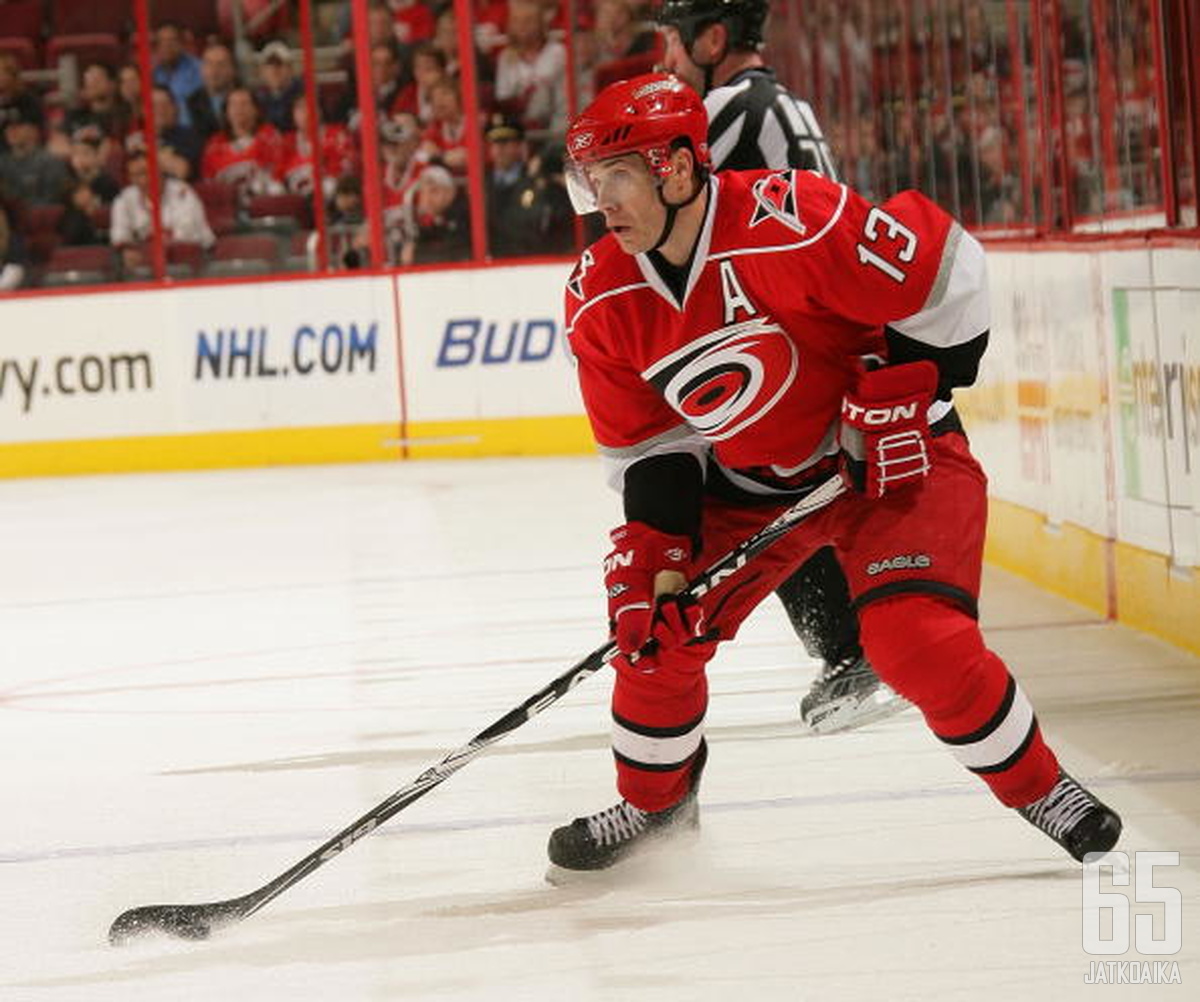 Ray Whitney pelasi Carolina Hurricanesissa viisi kautta vuosina 2005-10.