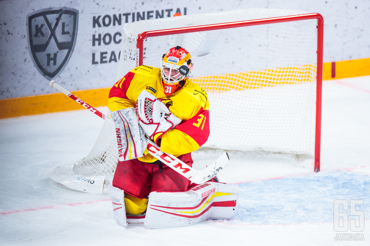 Antti Niemi jatkaa Jokereiden maalilla, kun KHL:n pudotuspelit alkaa tänään sunnuntaina.