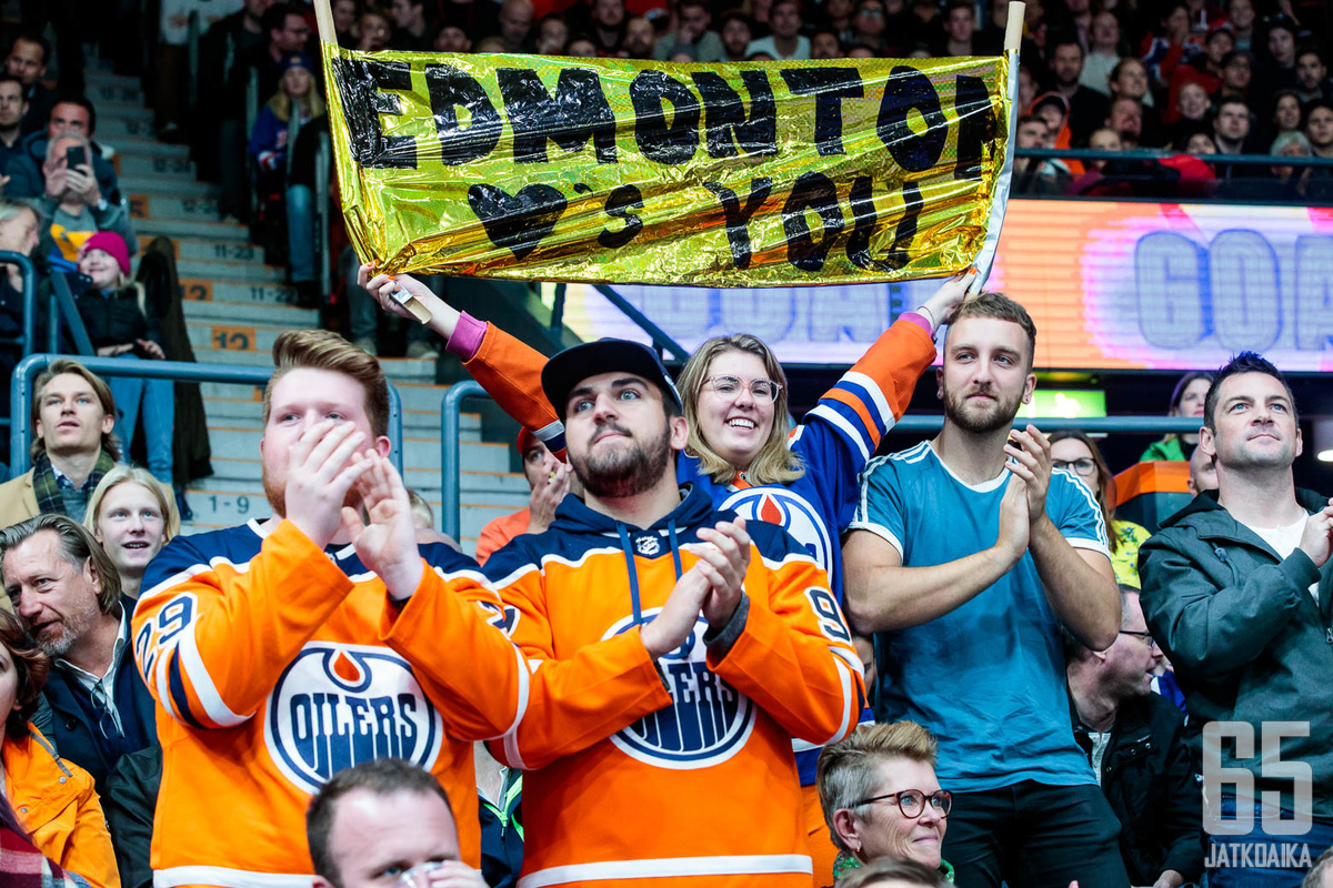 Paikan päälle oli saapunut sankoin joukoin Edmonton Oilersin kannattajia. 