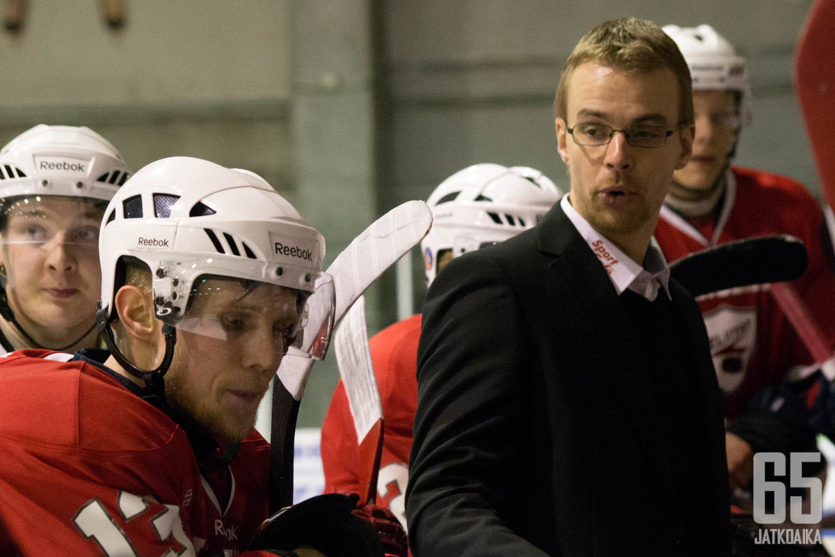 Nuori joukkue ja nuori valmentaja Lauri Merikivi ovat käyneet kovan koulun syksyn aikana.