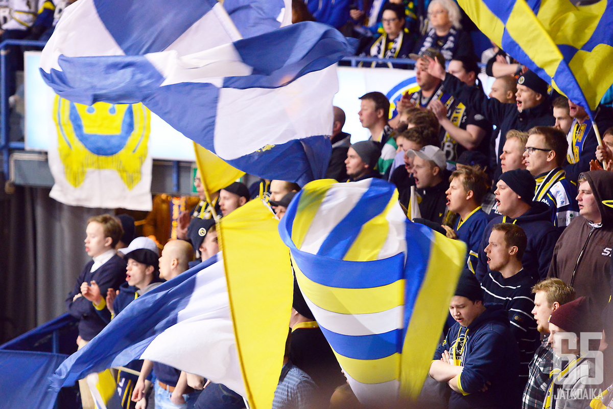 Kiekko-Espoo pelaa ensi kaudella miesten Suomi-Sarjassa. Kuva on edesmenneen Espoo Bluesin kotiottelusta.