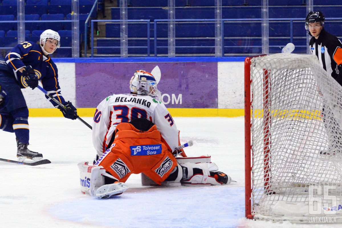 Niklas Peltomäki teki ensimmäisen Mestis-maalinsa tähän tapaan.