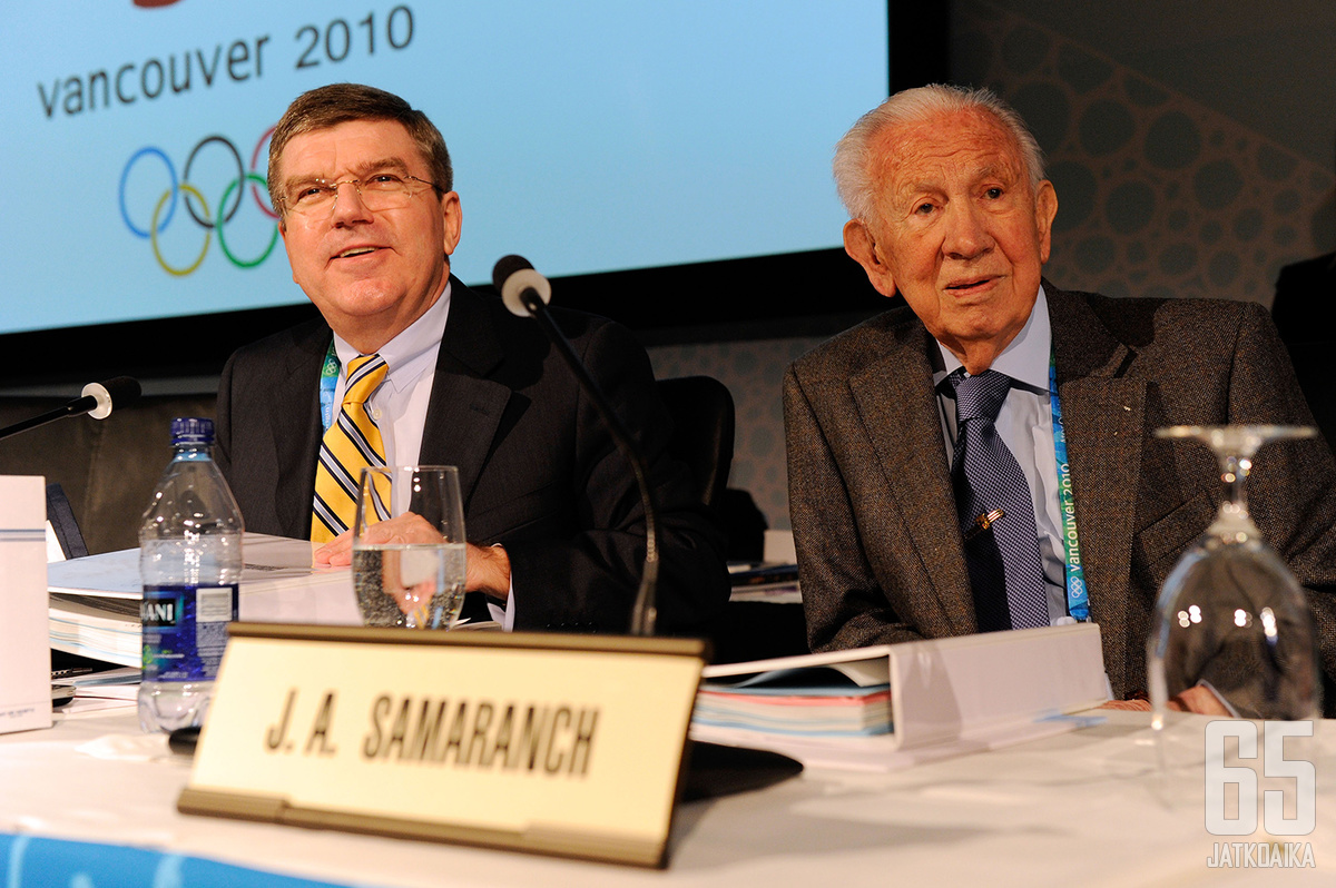 Kansainvälisen olympiakomitean nykyinen puheenjohtaja Thomas Bach (vas.) ja edesmennyt entinen puheenjohtaja Juan Antonio Samaranch Vancouverin talvikisoissa 2010.