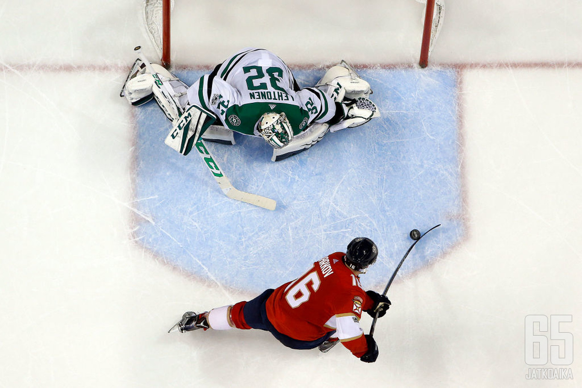 Aleksander Barkov jekuttaa Kari Lehtosen voittomaalikilpailussa.