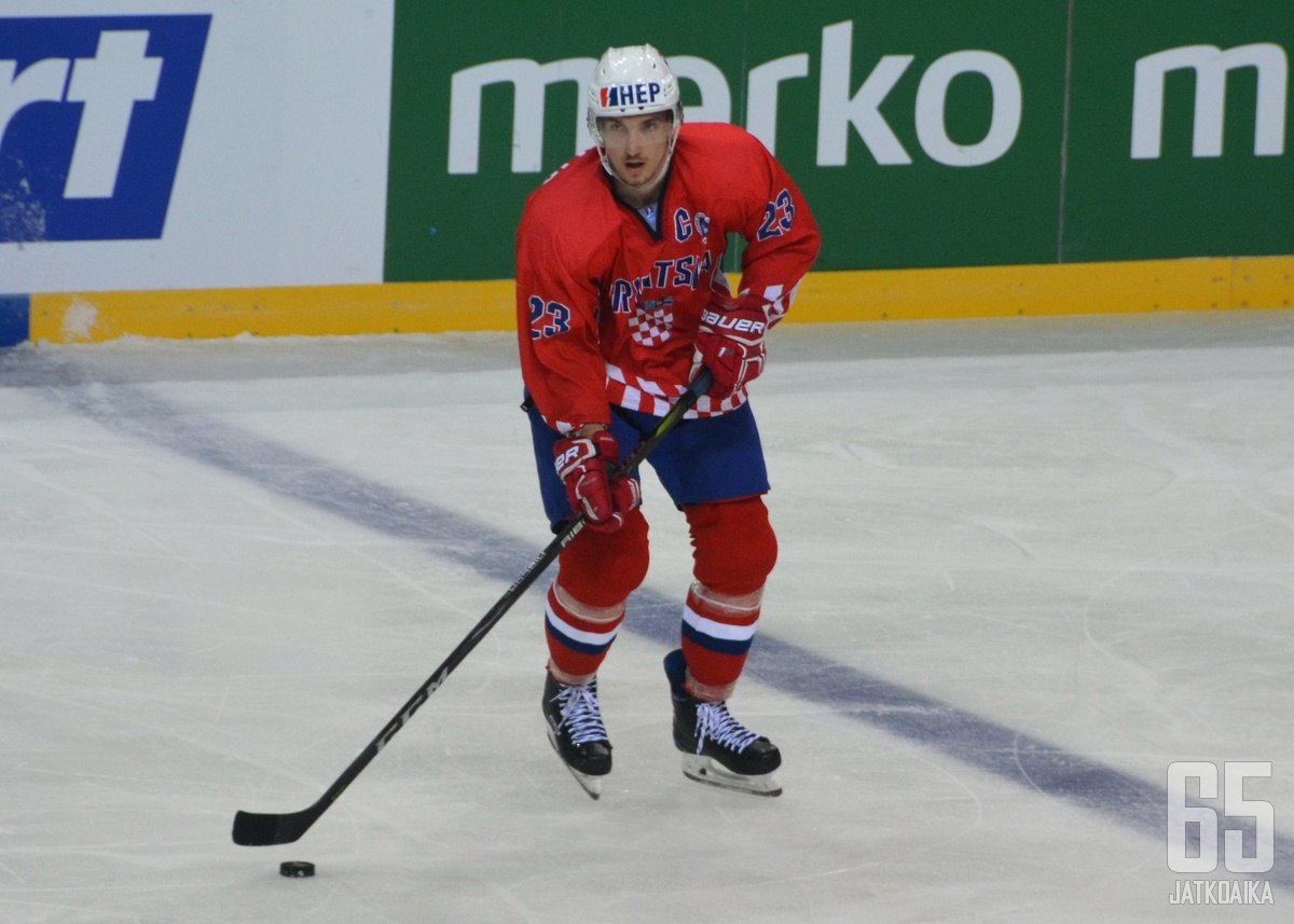 Kauden Pelicansissa aloittanut, sittemmin Vitjaz Podolskin KHL-rinkiin siirtynyt Borna Rendulic edustaa Kroatian maajoukkuetta.