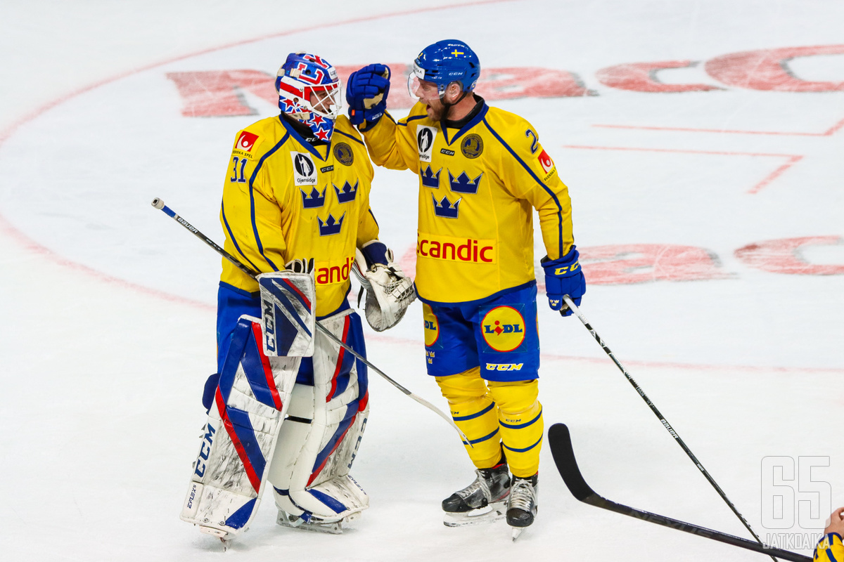 Kokenut maalivahti Lars Johansson on Ruotsin tärkeimpiä pelaajia.