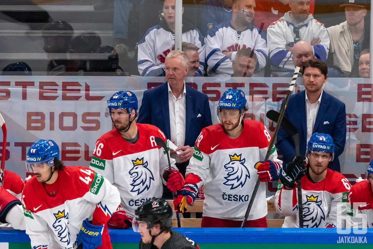 Jalonen ei saanut joukkuettaan lentoon välieräottelussa, vaan peli sakkasi turhien jäähyjen vuoksi.