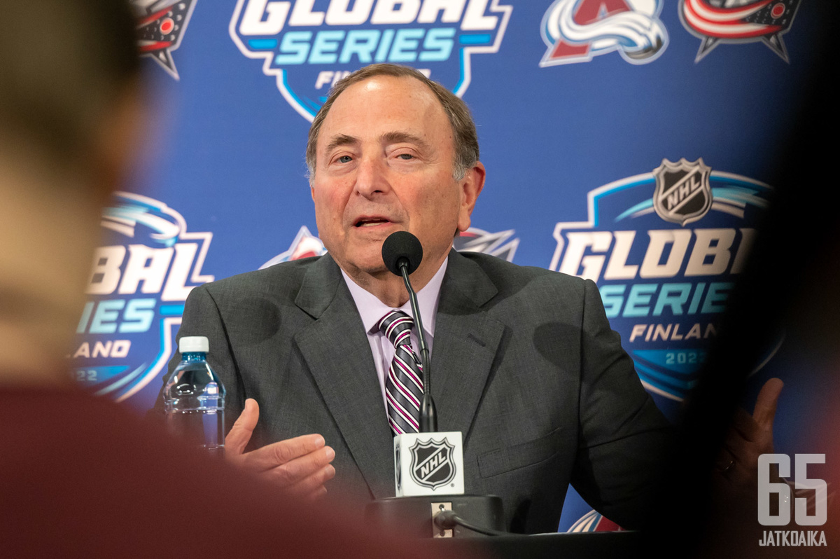 Gary Bettman puhui medialle Tampereella.