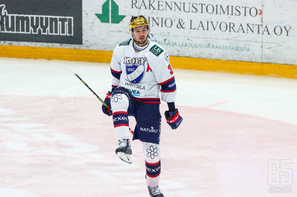 Eetu Koivistoinen alusti joukkueensa kaksi ensimmäistä ja tärkeintä maalia.