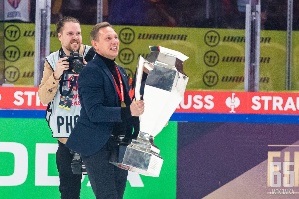 Jussi Tapola nosti CHL-mestaruuspokaalia.