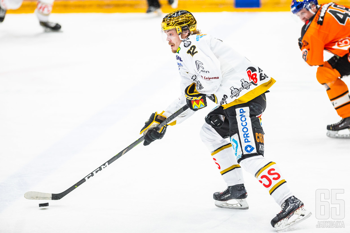 Vielä viime kaudella Ville Leskinen viiletti Kärpissä joukkueen parhaana pistemiehenä kantaen kultaista kypärää.