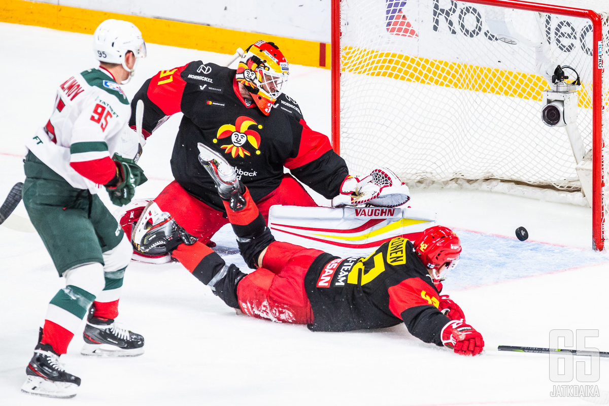 Antti Niemi ja Jokereiden puolustus ovat aloittaneet KHL-kauden heikosti.