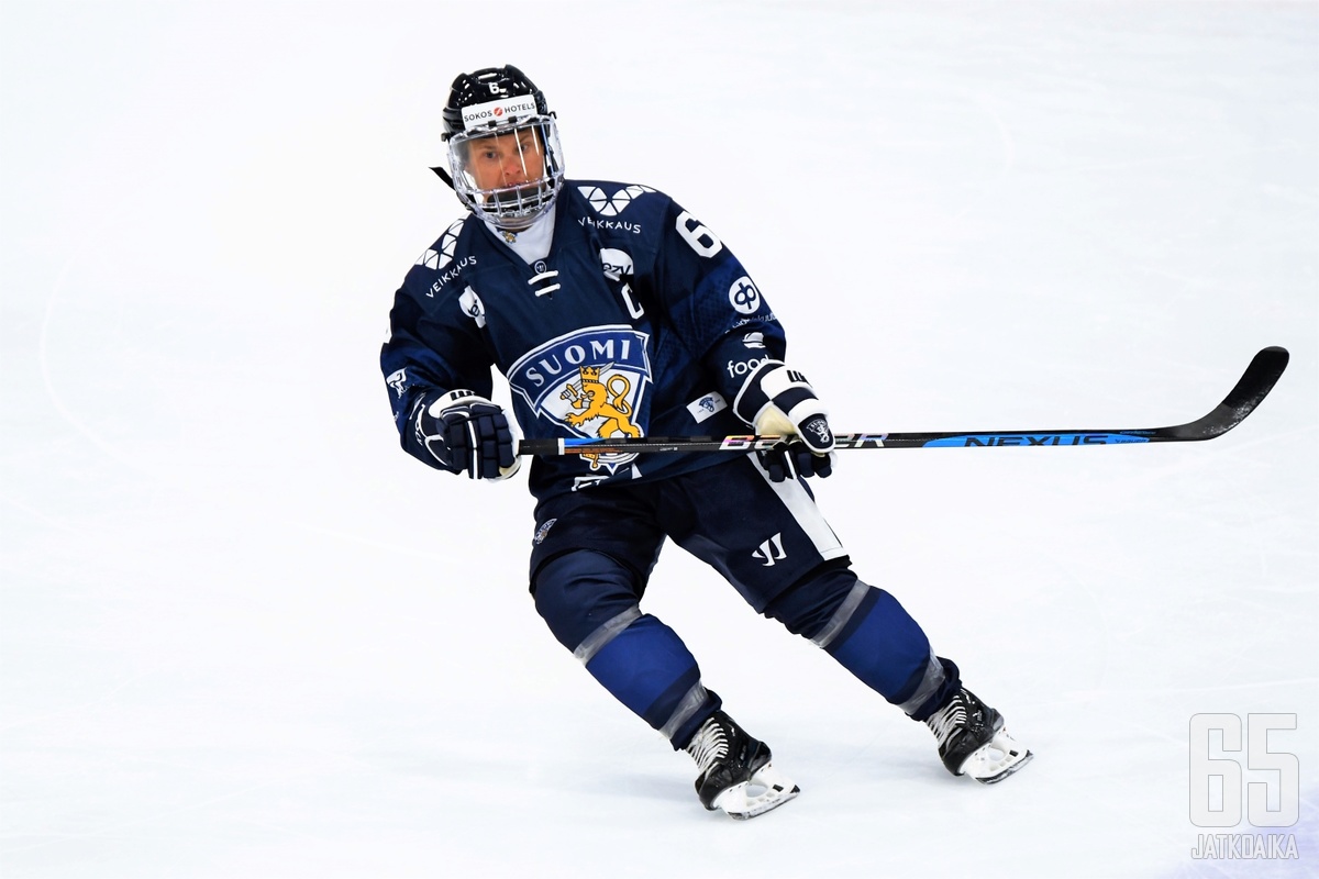 Jenni Hiirikoski oli Suomen avainpelaaja Sveitsi-ottelussa iskettyään tehot 1+3.