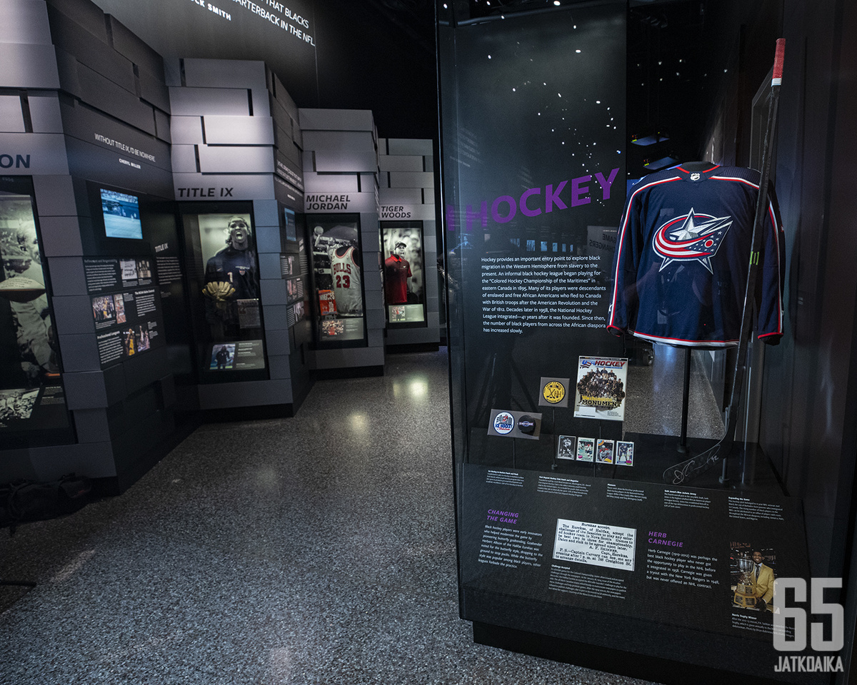 Mustien historiaa käsittelevässä museossa jääkiekko sai oman vitriinin vuonna 2021.