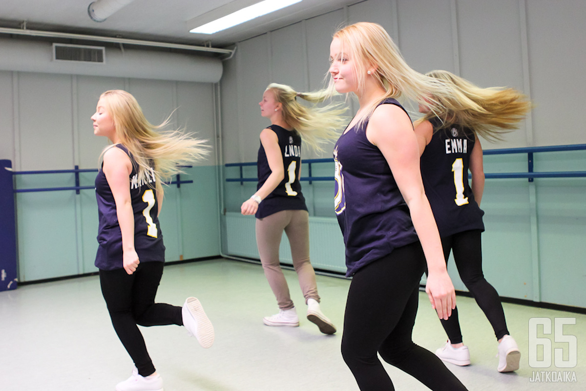 Bluesin cheerleaderit Mariliis Korjus, Oona Nyblom, Linda Björkstedt, Emma Jousimies ja Hannamari Merra viihtyvät harrastuksessaan hyvin.