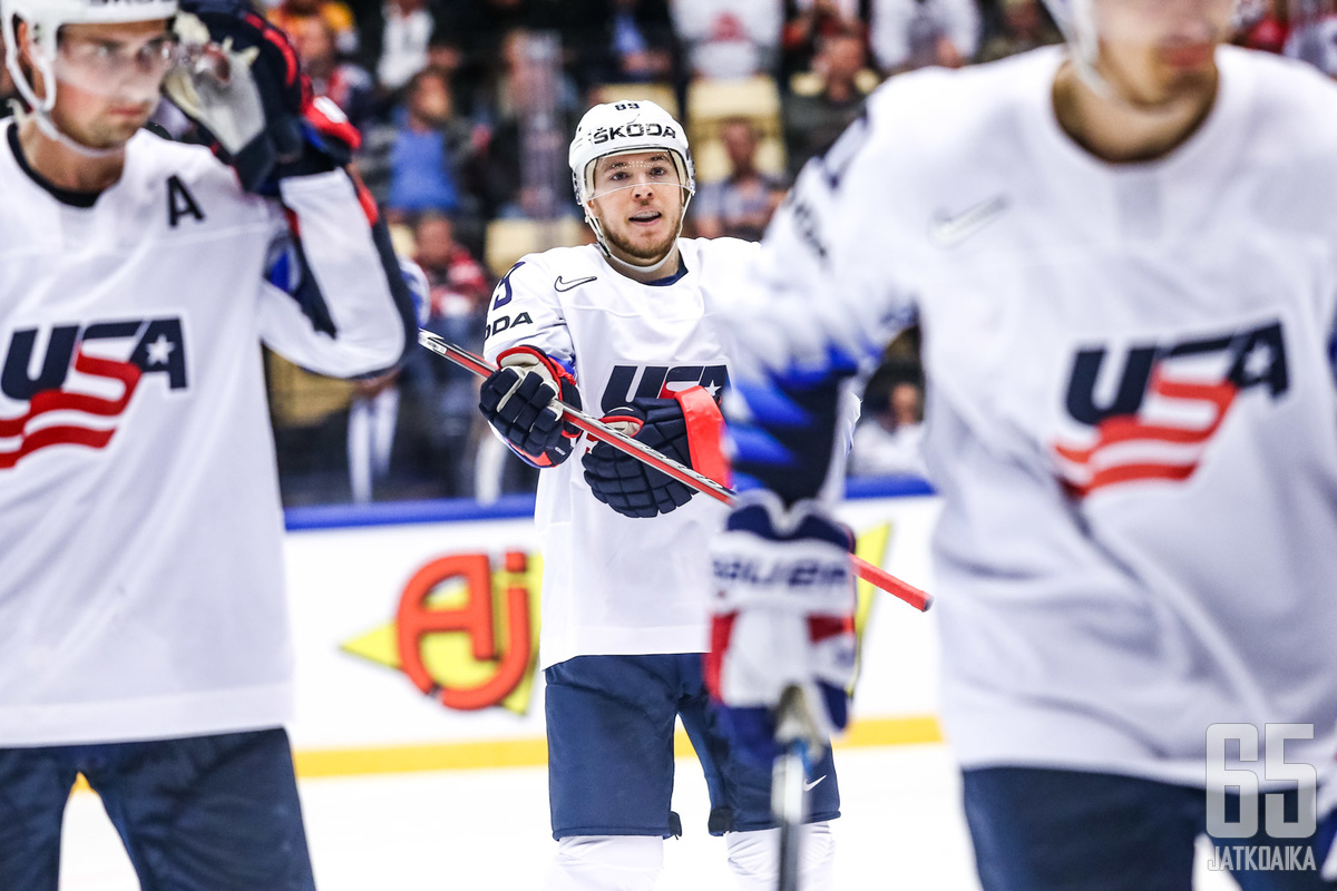 Cam Atkinson (takana kesk.) kuuluu Yhdysvaltojen tehohyökkääjiin.