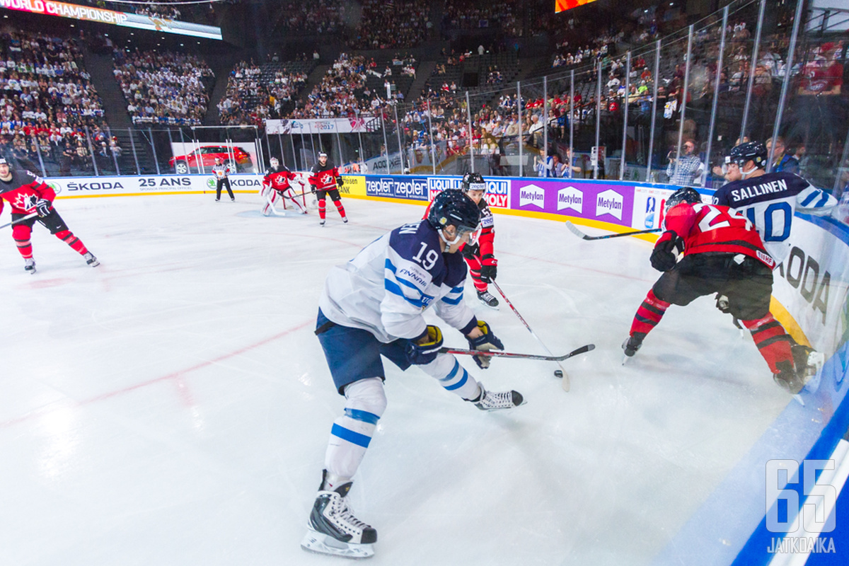 Suomen ja Kanadan välinen tasoero pelaajamateriaalissa näkyi etenkin kulmapeleissä. Kun Kanada liikutteli nopeasti kiekkoa pelaajalta toiselle, Suomen hyökkäykset jämähtivät kulmiin.