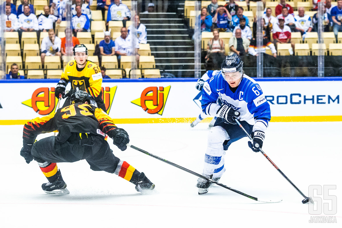 Mikael Granlund (oik.) harmitteli ottelun jälkeen kahta ensimmäistä erää.