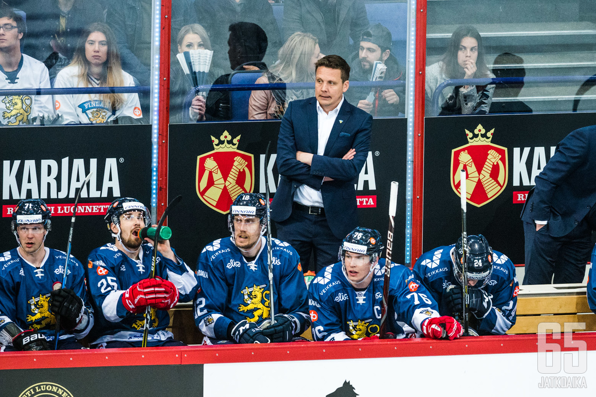 Lauri Marjamäki viettää ainakin toistaiseksi viimeistä kauttaan Leijonien peräsimessä. Ensi syksynä hän valmentaa KHL:ssä Helsingin Jokereita.