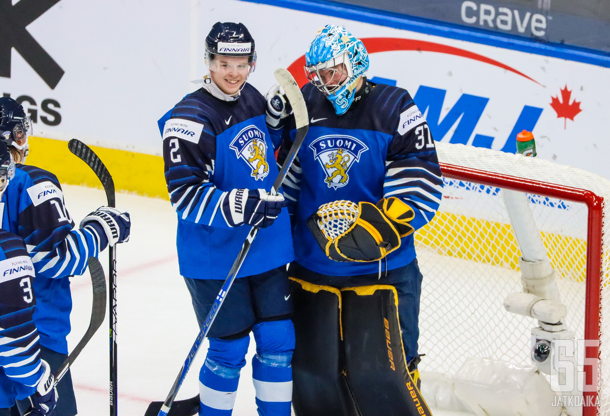 Juha Jatkola torjuu Nuorten Leijonien maalilla Slovakiaa vastaan.