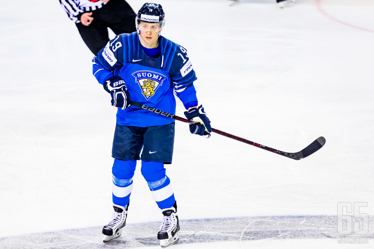 Veli-Matti Savinainen toi ilman maalivahti pelanneen Suomen viimeisellä minuutilla tasoihin.