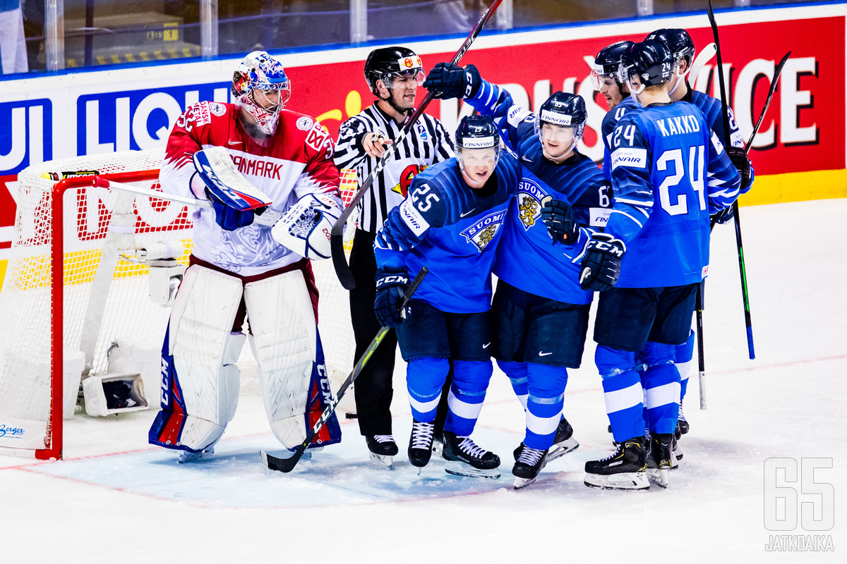 Suomi juhli voittoa kolmannen kerran turnauksen aikana.