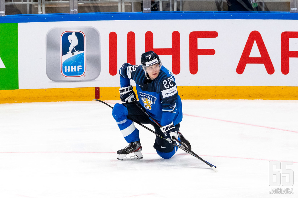 Leijonien MM-leiriryhmään valittu Arttu Ruotsalainen jatkaa uraansa alppimaassa.