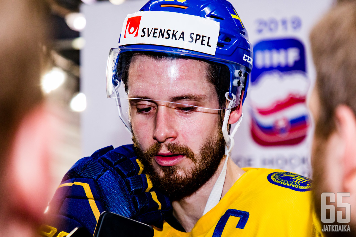 Tre Kronor -kapteeni Oliver Ekman-Larsson kehui Leijonia. 