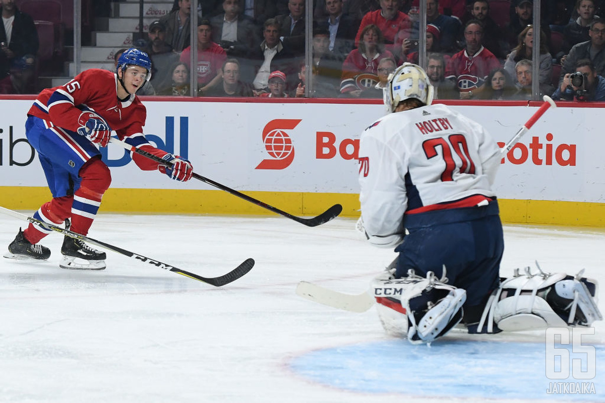 Kotkaniemen ensimmäinen NHL-osuma painui hallitsevan Stanley Cup -voittajan Braden Holtbyn selän taakse.