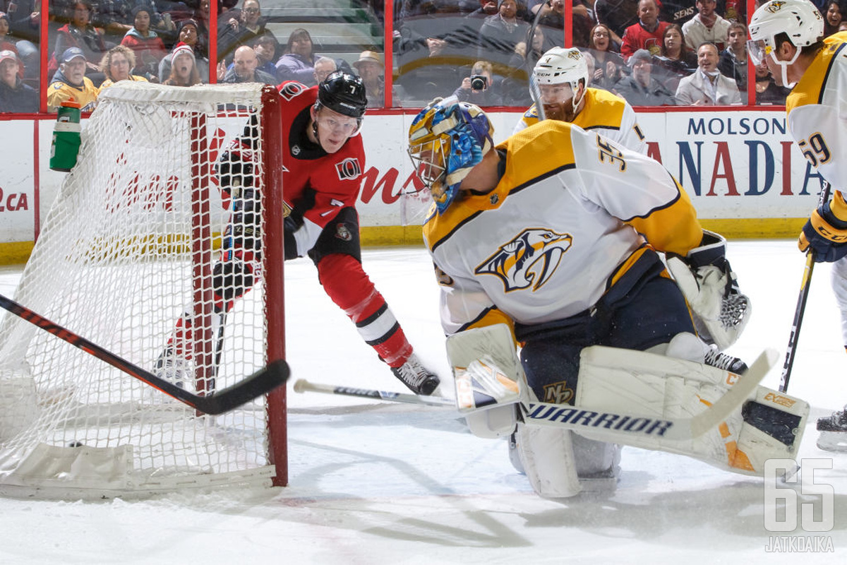 Ottawa Senatorsin Brady Tkachuk ohittaa Pekka Rinteen Nashville Predatorsin maalilla.