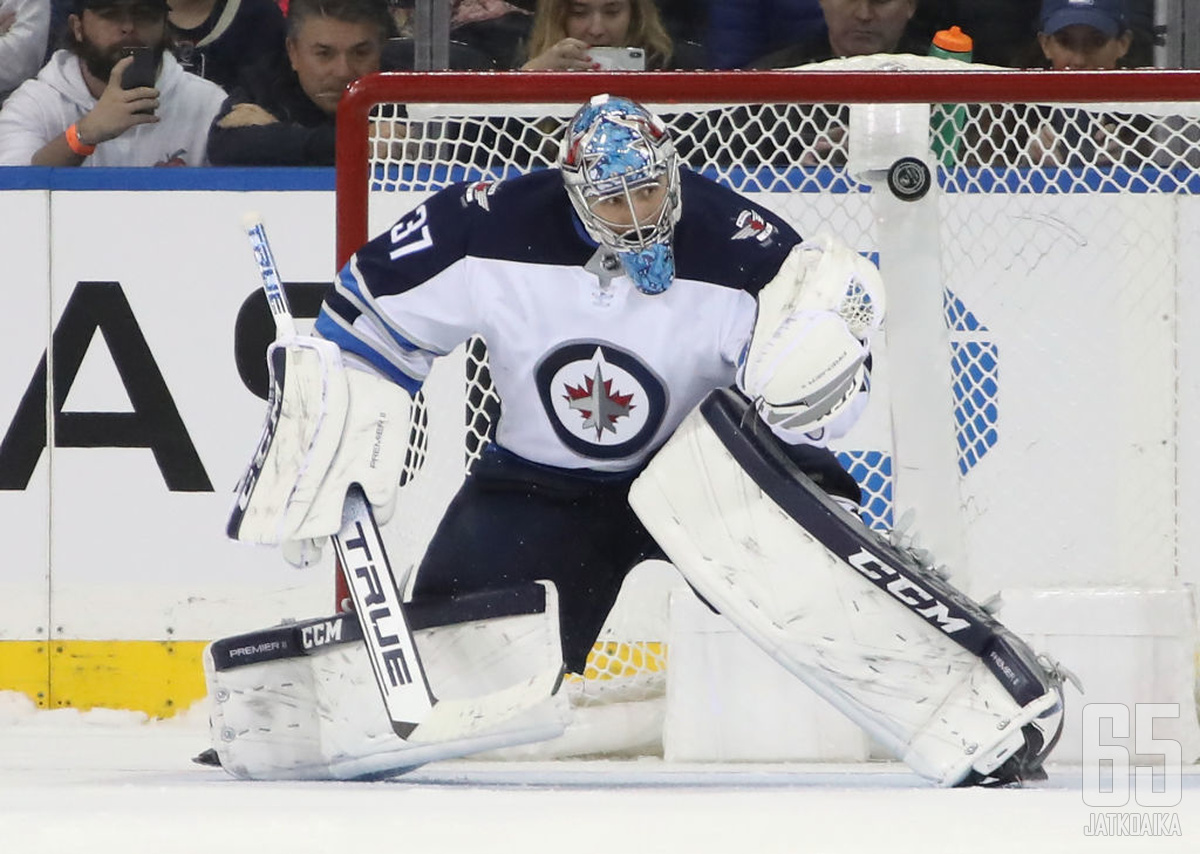 Connor Hellebuyck on tottunut pysäyttämään kiekkoja.