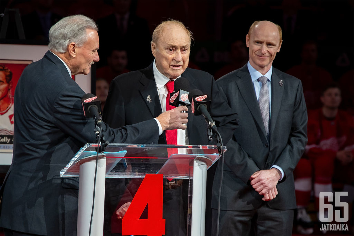 Detroit Red Wings jäädytti Red Kellyn (kesk.) pelinumeron helmikuussa.